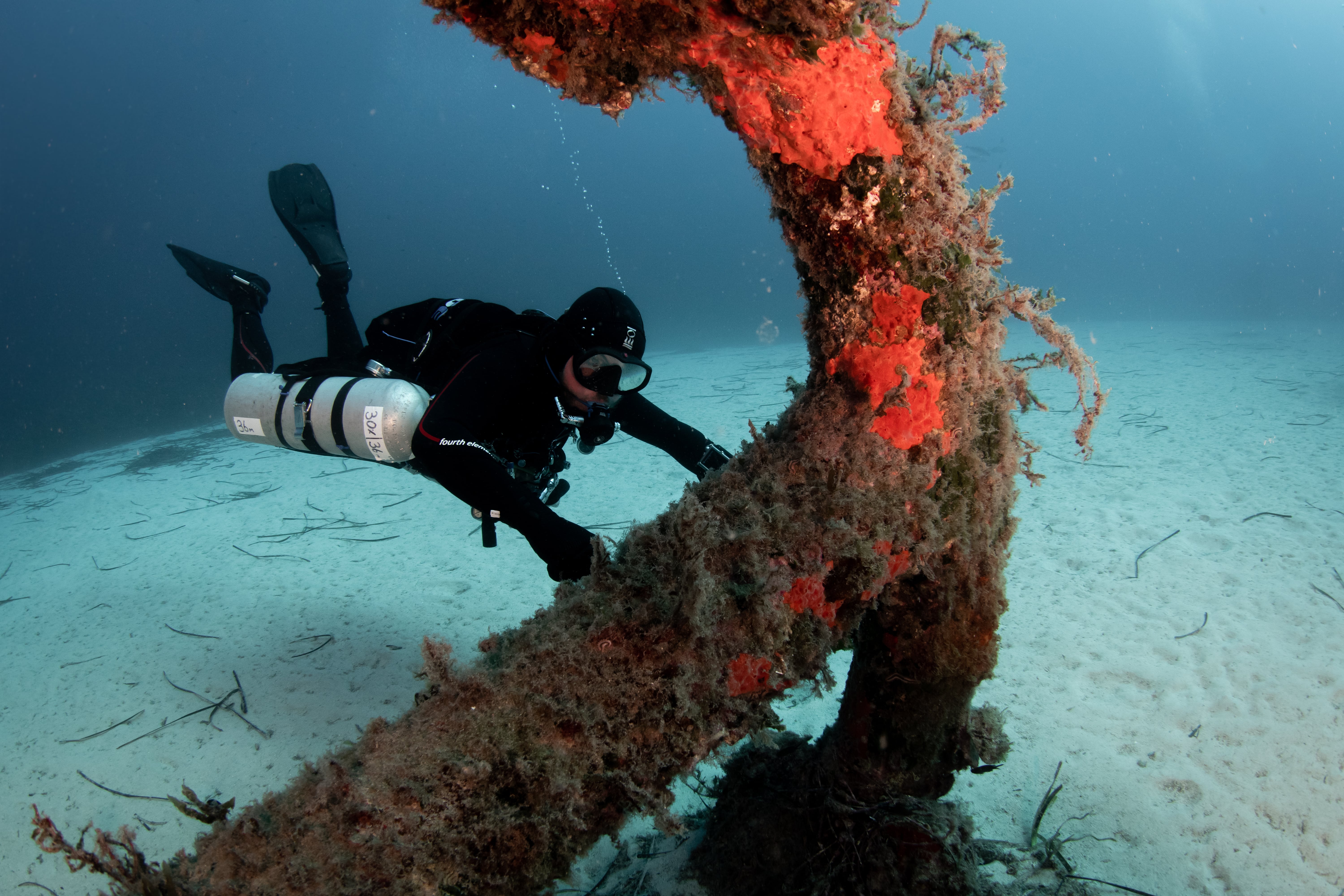 Yannick Antoine admiring anchor, diving in sidemount configuration