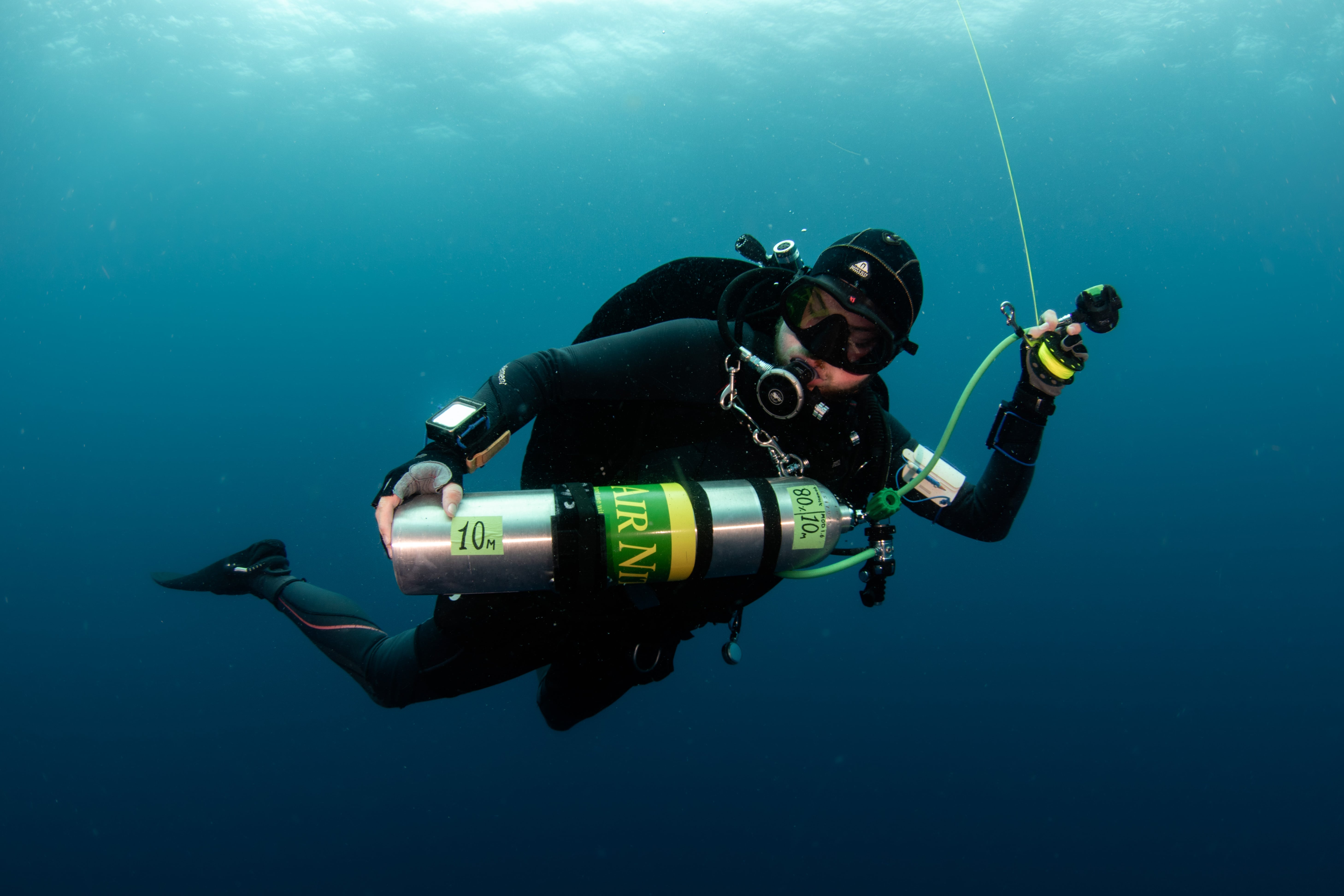 Yannick showing high percentage oxygen stage cilinder during technical dive